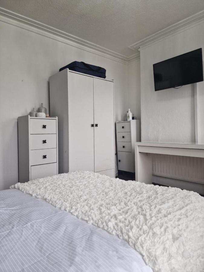 Double Rooms, Free Continental Breakfast, Pics And Full Address Sent After Booking, 2 Miles To City Centre Belfast Kültér fotó